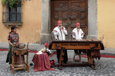 Antigua, Guatemala'da geleneksel müzik ve enstrümanlar çalan grup.