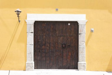 Antigua antika ahşap kapılar, Guatemala.