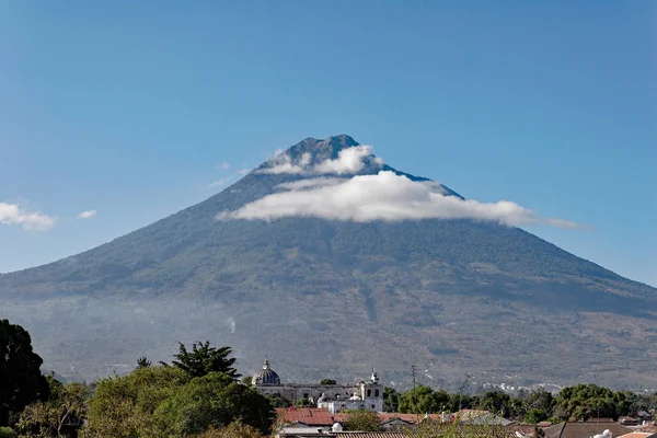 과테말라 앤티가의 아구아 화산. — 스톡 사진