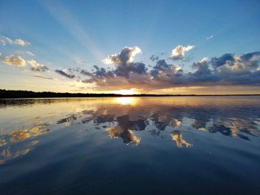 Coot Körfezi üzerinde gün batımı ve bulut manzarası, Everglades Milli Parkı.