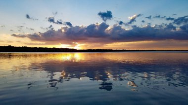 Coot Körfezi üzerinde gün batımı ve bulut manzarası, Everglades Milli Parkı.