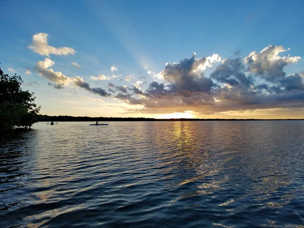 Kayakistes éloignés sur Coot Bay dans le parc national des Everglades au coucher du soleil . — Photo