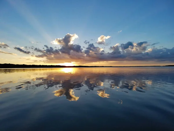 Tramonto e paesaggio nuvoloso sopra Coot Bay, Everglades National Park . — Foto Stock