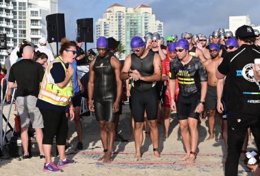 2019 South Beach Triatlon başlangıcında dört genç erkek triatlet.