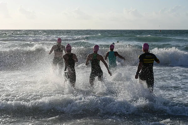 Női triathletes be a surf elején 2019 South Beach triatlon. — Stock Fotó