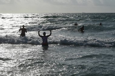 Triathletes 2019 South Beach Triatlon yüzme segmentinin sonunda.