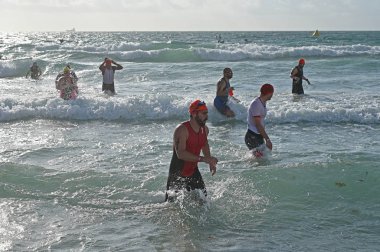 Triathletes 2019 South Beach Triatlon yüzme segmentinin sonunda.
