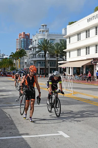 Triatletas en el segmento de ciclismo de 2019 South Beach Triathlon . — Foto de Stock