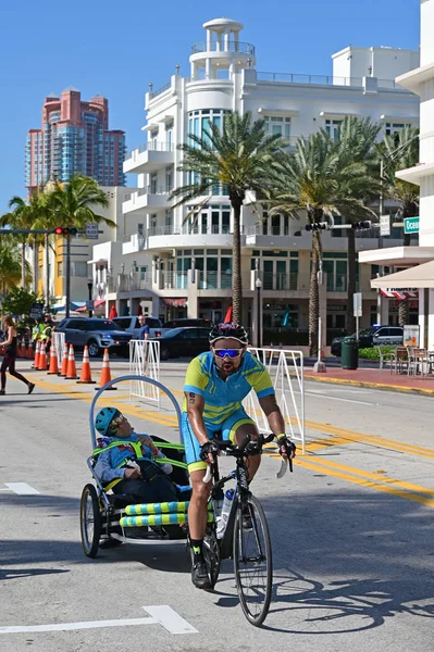 Participantes discapacitados en el Triatlón de South Beach 2019 . — Foto de Stock