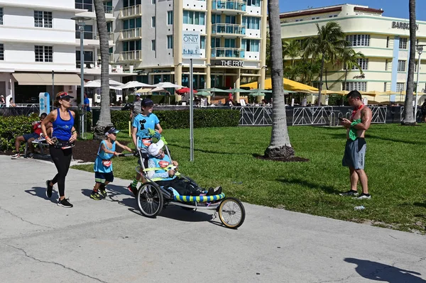 Participantes discapacitados en el Triatlón de South Beach 2019 . — Foto de Stock