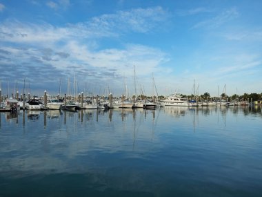 Yatlar Key Biscayne, Florida'daki Crandon Marina'ya demirledi.