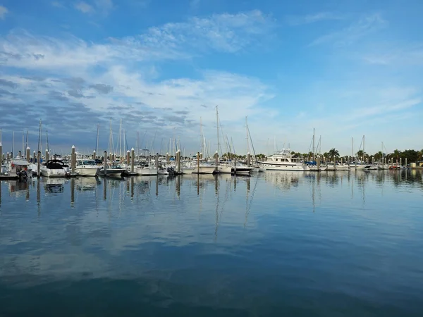 Yates atracados en Crandon Marina en Key Biscayne, Florida . — Foto de Stock