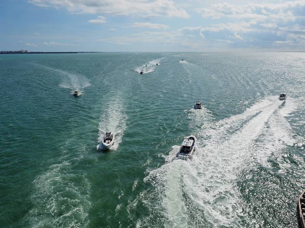 Łodzie motorowe w Biscayne Bay, Floryda. — Zdjęcie stockowe