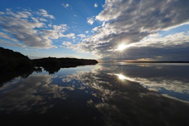 Everglades Milli Parkı'nda gün doğumu ve bulut yansımaları.