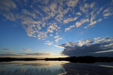 Everglades Milli Parkı'nda gün doğumu ve bulut yansımaları.