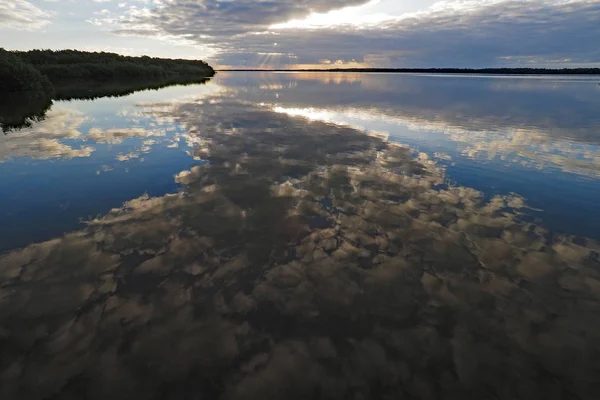Reflexões do nascer do sol e da nuvem no Parque Nacional Everglades . — Fotografia de Stock