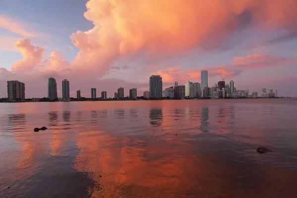 Colorido paisaje nublado al atardecer sobre Miami . — Foto de Stock