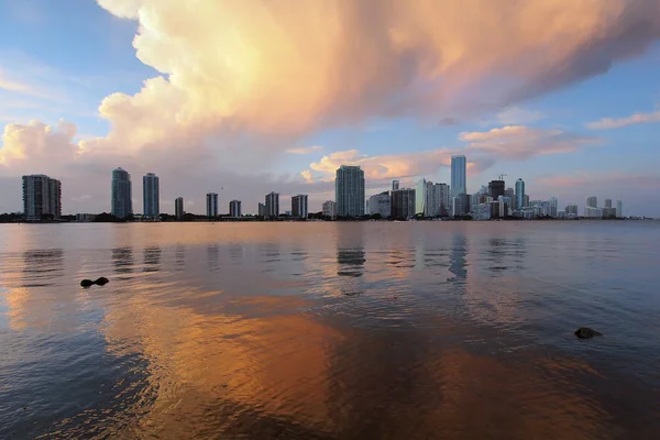 Colorful sunset cloudscape over Miami. — Stock Photo, Image