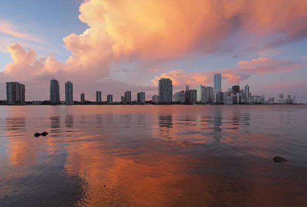 Colorful sunset cloudscape over Miami. — Stock Photo, Image