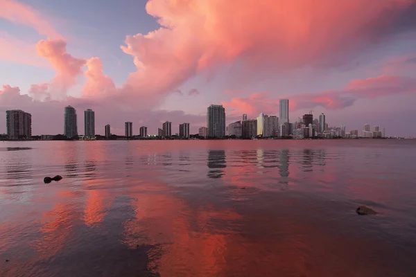 Colorido paisaje nublado al atardecer sobre Miami . — Foto de Stock