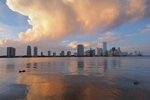 Colorful sunset cloudscape over Miami. — Stock Photo, Image