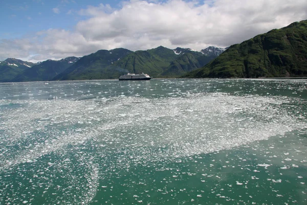 Navio de cruzeiro em Yakutat Bay, Alasca . — Fotografia de Stock