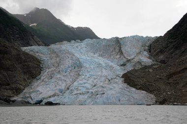 Davidson Glacier, Haines yakınlarındaki büyük bir vadi buzulu, Alaska.