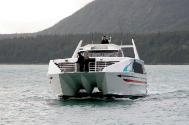 Katamaran, Buzul Noktası, Alaska'ya turist taşıyor.