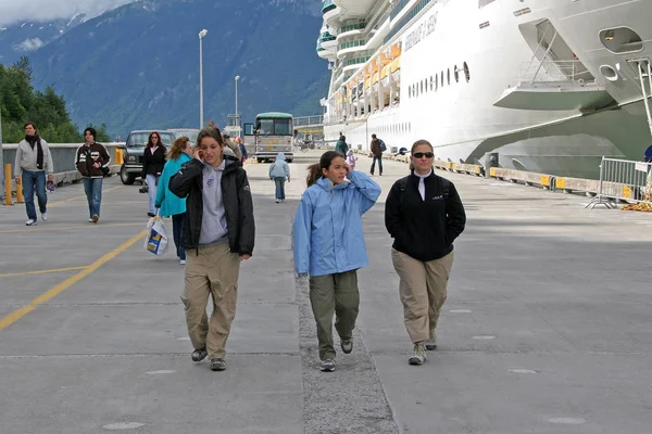 Turisti sulla banchina delle navi da crociera a Skagway, Alaska . — Foto Stock
