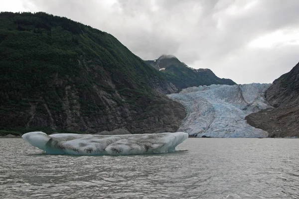 Pequeños icebergs frente al glaciar Davidson, Alaska . —  Fotos de Stock