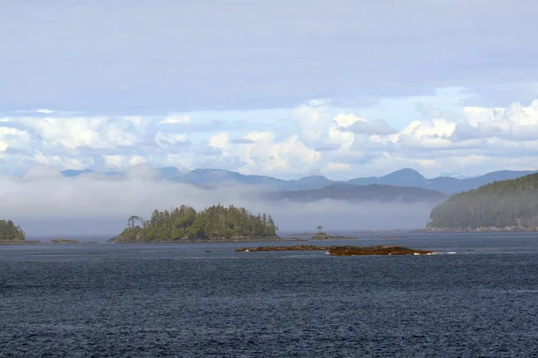 Pulau Rock di Alaskas Inside Passage . — Stok Foto