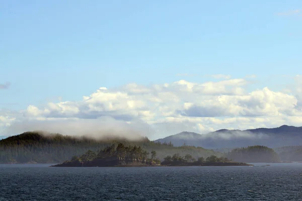 Wyspy skalne w Alaskas Inside Passage. — Zdjęcie stockowe