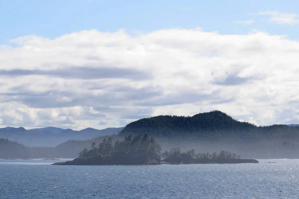 Pulau Rock di Alaskas Inside Passage . — Stok Foto