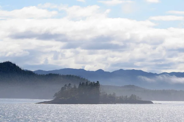 Rock eilanden in Alaska's Inside Passage. — Stockfoto