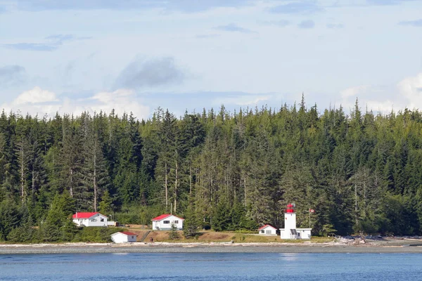 Faro canadese ed edifici sulla crociera Inside Passage . — Foto Stock