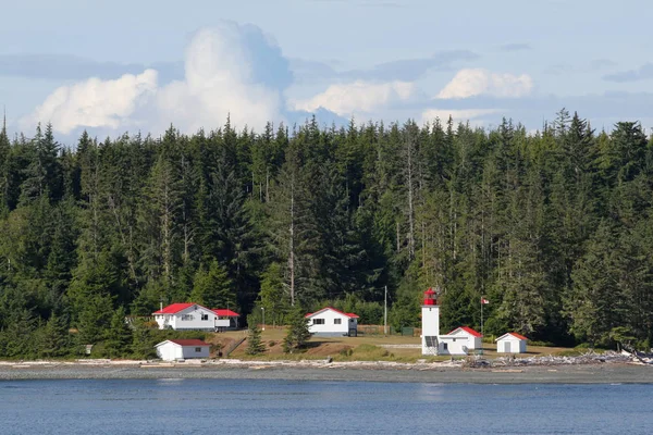 Phare canadien et bâtiments sur la croisière Inside Passage . — Photo