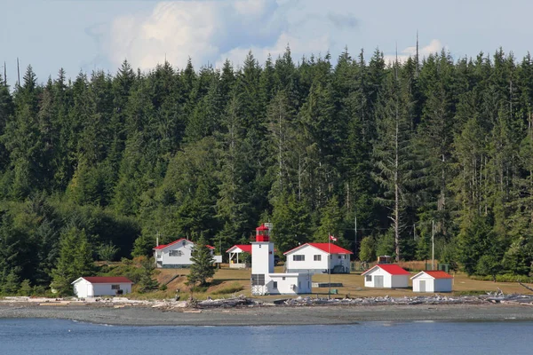 Phare canadien et bâtiments sur la croisière Inside Passage . — Photo