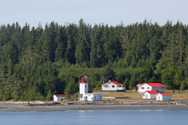 Faro canadese ed edifici sulla crociera Inside Passage . — Foto Stock