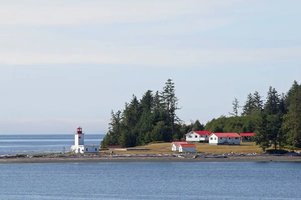 Faro canadese ed edifici sulla crociera Inside Passage . — Foto Stock