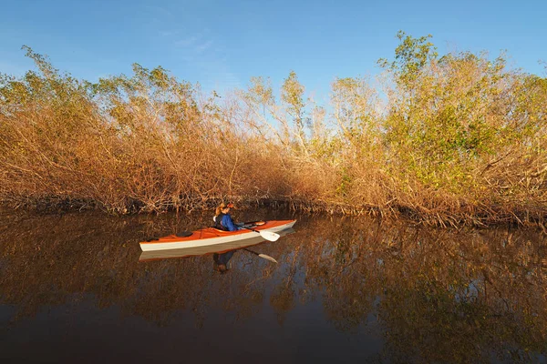 Kobieta spływy kajakowe na Coot Bay staw w Everglades. — Zdjęcie stockowe
