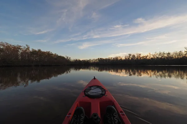 Kayak rojo en Coot Bay Pond en los Everglades . — Foto de Stock