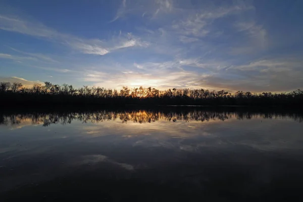 Coucher de soleil sur l'étang de Coot Bay dans les Everglades . — Photo