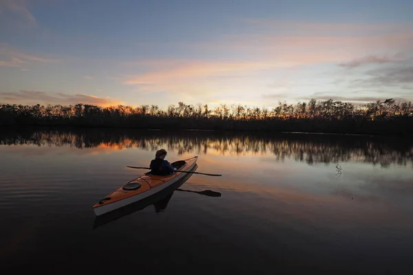 Kvinna kajakpaddling på coot Bay Pond i Everglades. — Stockfoto