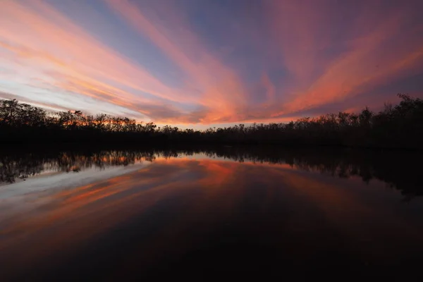 Kleurrijke zonsondergang op Coot Bay pond in de Everglades. — Stockfoto