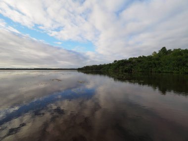 Everglades 'te Coot Bay üzerinde Cloudscape ve yansımalar.