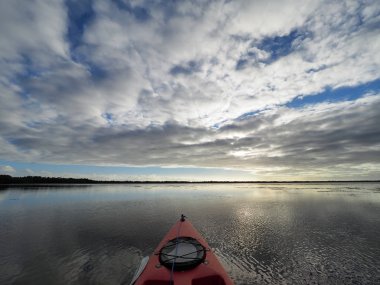 Everglades 'te Coot Bay üzerinde Cloudscape ve yansımalar.