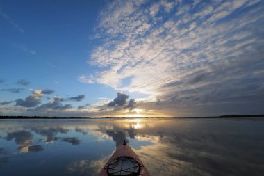 Everglades 'te Coot Bay üzerinde Cloudscape ve yansımalar.