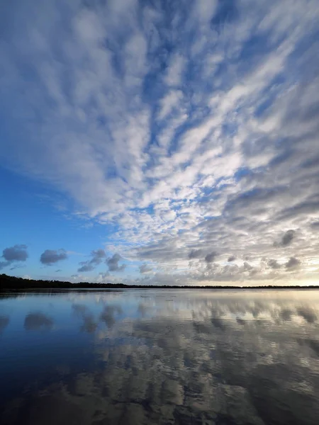 Paysage nuageux et réflexions sur Coot Bay dans les Everglades . — Photo