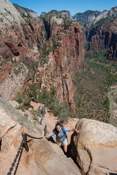 Молодая девушка на тропе Ангелов в Национальном парке Сион
.