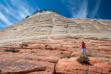 Zion Platosu, Utah üzerinde Checkerboard Mesa tırmanma genç kadın.